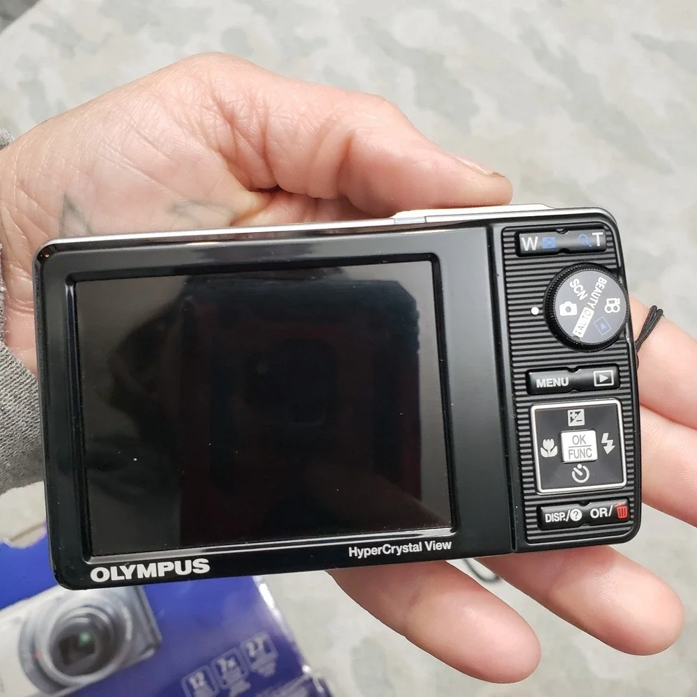 Olympus Stylus 7010 Digital Camera Silver Battery Charger‎ And Box